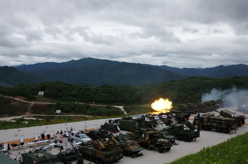 지난 21일 경기도 포천시 승진훈련장에서 열린 2026 합동화력훈련에서 K2 전차가 사격하고 있다. 뉴시스