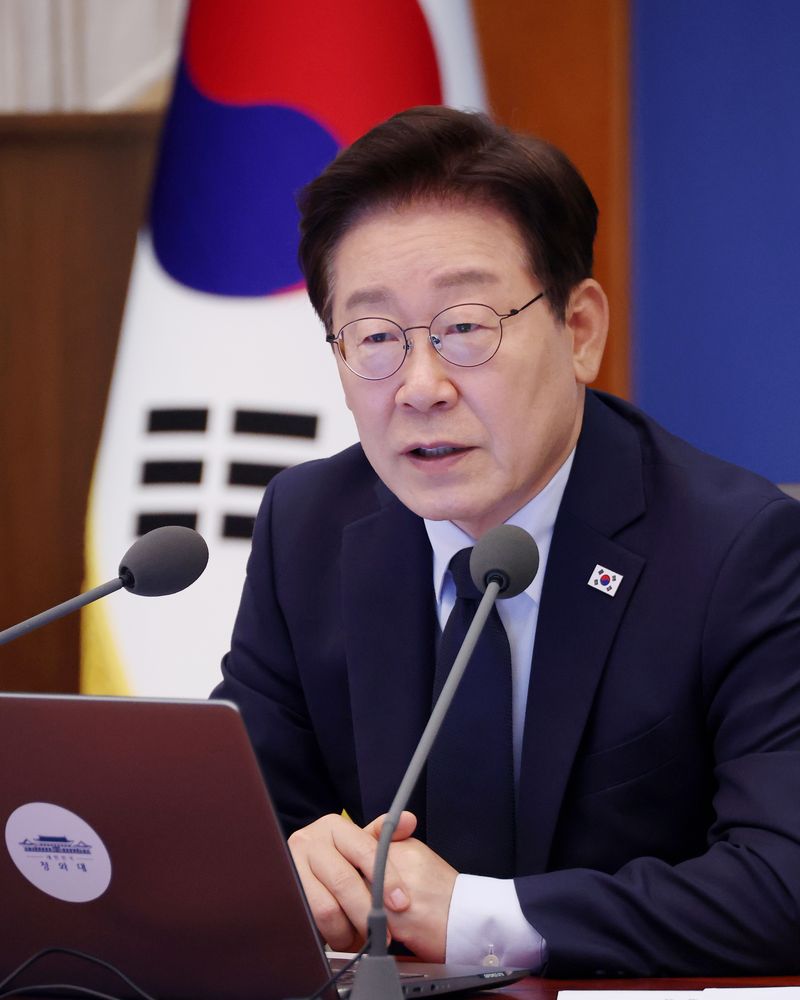이재명 대통령이 28일 청와대에서 열린 수석보좌관회의에서 발언하고 있다. 연합뉴스