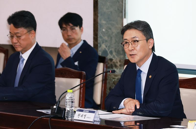권대영 금융위원회 부위원장이 28일 서울 종로구 정부서울청사에서 경찰청, 금융정보분석원, 금융감독원, 금융보안원, 全 금융권 협회 및 주요 시중은행 담당자 등과 함께 개최한 금융권 보이스피싱 근절 협의회 제1차 회의에서 신종피싱 범죄에 대한 효과적인 탐지·차단 방안, 두터운 피해자 보호를 위한 정부·민간의 자체적 대응, 기타 피싱범죄 방지를 위한 기관간 협조체계 구축 등에 대해 논의했다. 금융위원회 제공