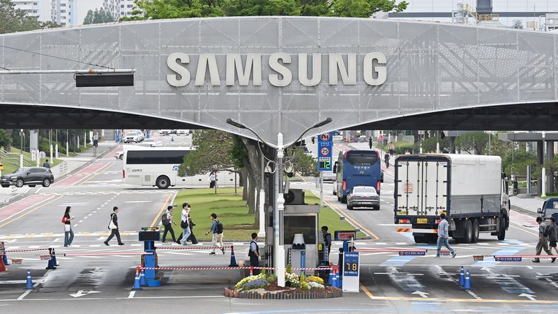 [수원=뉴시스] 김종택기자 = 삼성전자 노동조합의 '2026년 임금교섭 잠정합의안'이 노조원 찬반투표에서 73.7%의 찬성률로 27일 가결됐다.초기업노조(최대 노조)와 전국삼성전자노동조합(전삼노, 2대 노조) 찬성률은 각각 80.6%, 21.1%를 기록했다.사진은 이날 경기 수원시 영통구 삼성전자 수원본사 모습. 2026.05.27. jtk@newsis.com