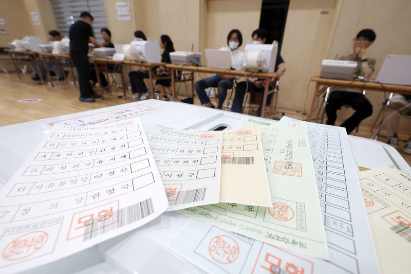 제9회 전국동시지방선거 사전투표를 하루 앞둔 지난 28일 서울 종로 1·2·3·4가동 주민센터에 마련된 사전투표소에서 선거사무원 등이 장비를 점검하고 있다. 뉴시스