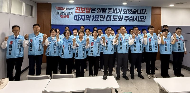 진보당 이종욱 전남광주통합특별시장 후보를 비롯한 광주지역 후보들이 제9회 전국동시지방선거 사전 투표를 하루 앞둔 28일 광주광역시의회 브리핑룸에서 기자회견을 열고 지지를 호소하고 있다. 진보당 광주시당 제공