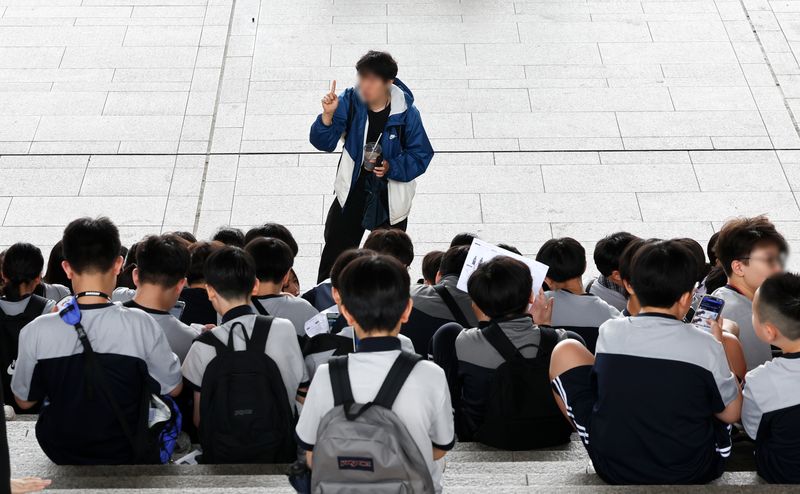 교육부는 28일 현장체험학습 지원 방안을 발표하며 현장체험활동 중 고의나 중과실이 아닌 경우에는 교사의 민·형사상 책임을 면제하는 내용으로 학교 안전법을 개정해 면책 범위를 강화하겠다고 밝혔다. 사진은 이날 서울 용산구 국립중앙박물관에서 현장체험학습을 온 학생과 교사의 모습. 사진=뉴스1화상