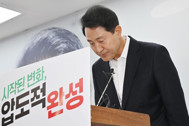 [서울=뉴시스] 김명년 기자 = 오세훈 국민의힘 서울시장 후보가 28일 서울 종로구 대왕빌딩 선거캠프에서 열린 기자간담회에서 발언을 마치고 인사하고 있다.(공동취재) 2026.05.28. photo@newsis.com