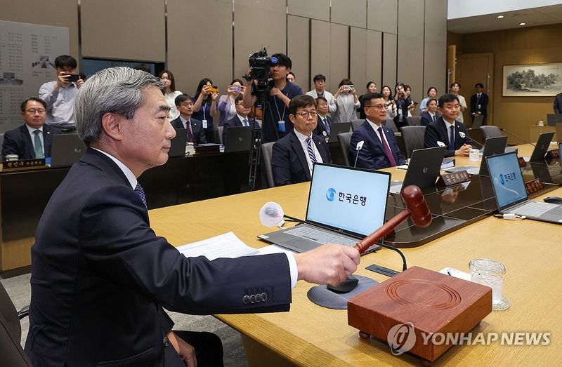 의사봉 두드리는 신현송 한국은행 총재 (출처=연합뉴스)