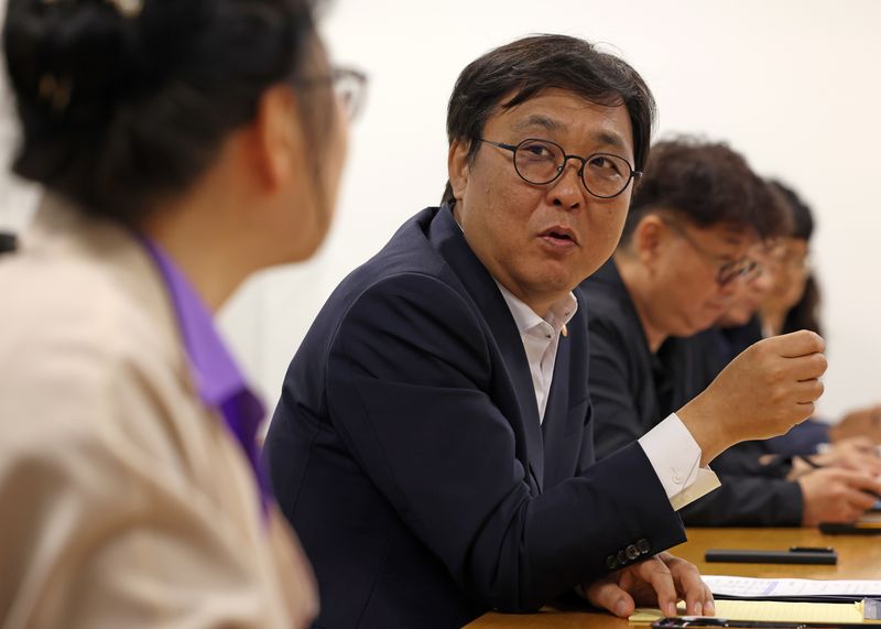 문화체육관광부가 '케이-웹툰'의 해외 진출과 불법유통 대응, 창작자 지원 강화 방안을 논의했다. 최휘영 장관은 28일 오후 국립현대미술관 서울관에서 '문화예술정책자문위원회 웹툰 분과 제3차 회의'를 주재했다.