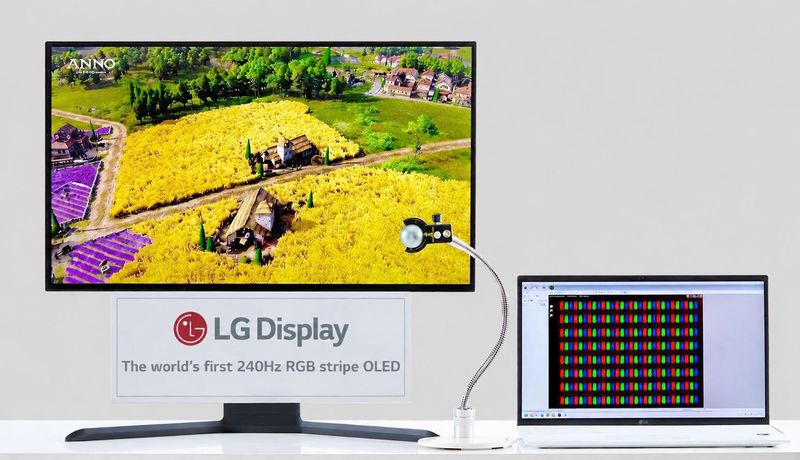 LG디스플레이의 '240Hz RGB 스트라이프 OLED' 패널을 카메라로 확대해 촬영한 모습. LG디스플레이 제공