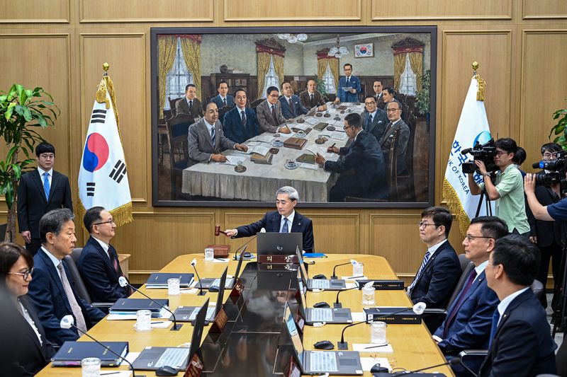 신현송 한은총재 취임 첫 금통위 한국은행이 28일 금융통화위원회를 열어 기준금리를 2.50%로 8연속 동결하기로 결정했다. 신현송 한은 총재가 이날 취임 후 첫 번째 금통위에서 의사봉을 두드리고 있다. 사진공동취재단