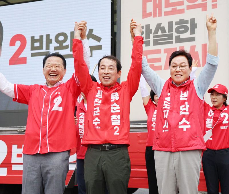 [합천=뉴시스]박완수(오른쪽) 경남도지사 후보가 28일 합천군 왕후시장 집중 유세에서 류순철 합천군수 후보, 신성범 국회의원과 함께 손을 들어 인사하고 있다.(사진=박완수후보 선거사무소 제공) 2026.05.28. photo@newsis.com