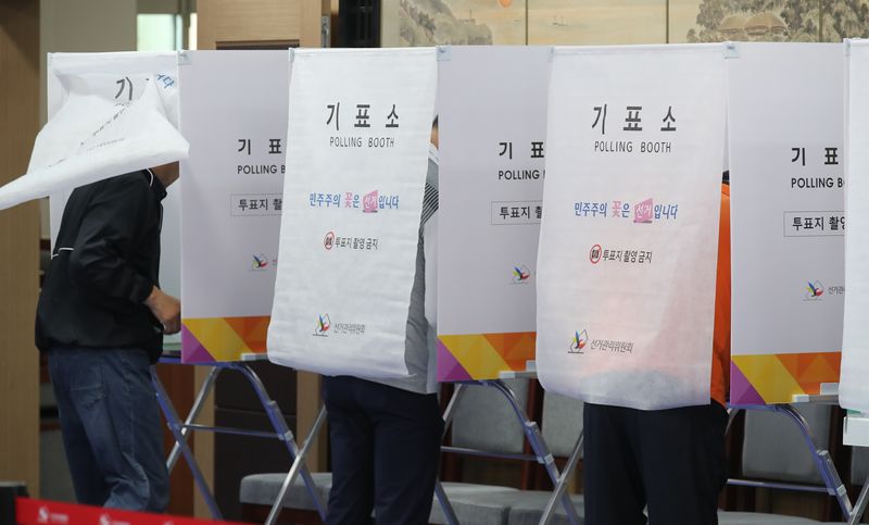 제9회 전국동시지방선거 사전투표 첫날인 29일 오전 제주시 연동 제주특별자치도의회 대회의실에 마련된 사전투표소에 유권자들의 발걸음이 이어지고 있다. 제주도선관위는 투·개표소 소란 행위와 선관위 위원·직원 폭행·협박 등 위법행위에 무관용 원칙으로 대응하겠다고 밝혔다. /사진=뉴시스
