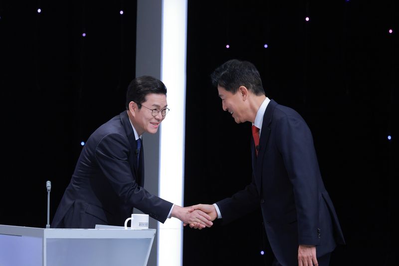 더불어민주당 정원오 서울시장 후보와 국민의힘 오세훈 서울시장 후보가 28일 서울 마포구 SBS프리즘타워에서 열린 제9회 전국동시지방선거 서울시장 후보 초청 토론회에 앞서 악수를 하고 있다. (공동취재) 2026.5.28 ⓒ 뉴스1 김도우 기자