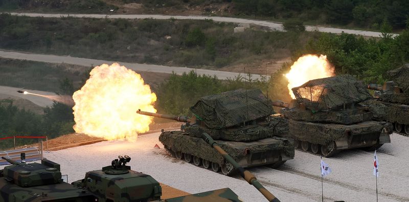 지난5월 28일 경기 포천에 위치한 승진과학화훈련장에서 열린 '2026 합동화력훈련'에서 K2 흑표전차가 발포를 하고 있다.이재명 정부 출범 후 처음 열린 올해 합동화력훈련은 우리 군의 독자적 방위능력을 토대로 자구국방 의지를 표명하고 첨단과학기술 기반의 작전수행능력을 검증함으로써, 국산 무기체계의 실전적 우수성을 국내·외에 널리 중점을 두었다. 공동취재단