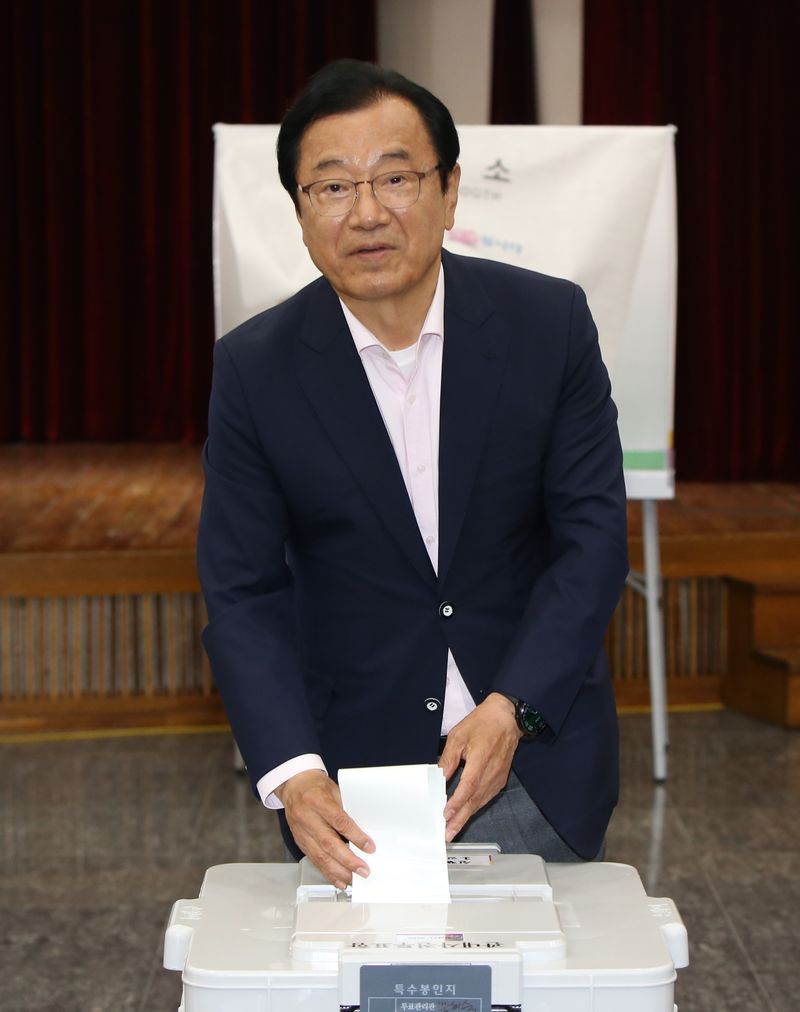 사전 투표 첫 날인 29일 오전 이현재 하남시장 후보가 하남시청 투표소를 찾아 투표함에 용지를 넣고 있다. 이현재 캠프 제공