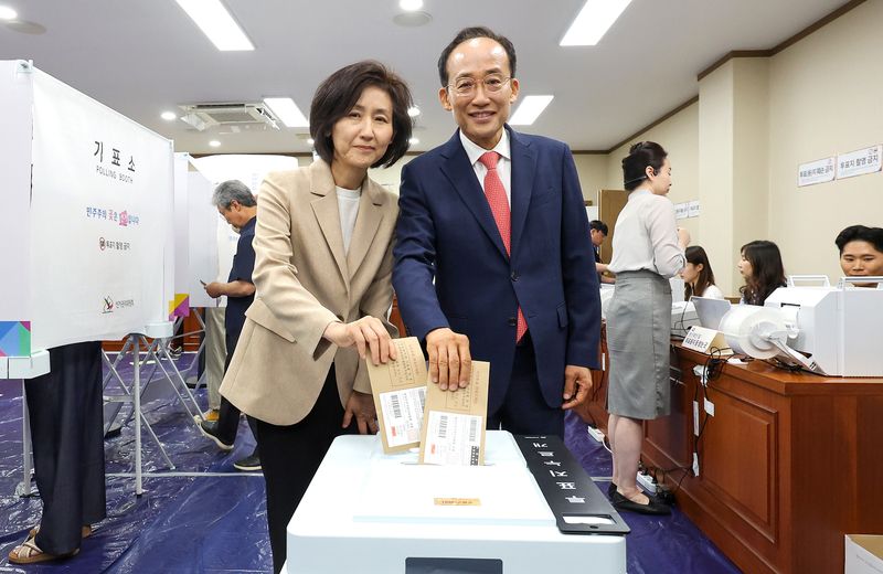 추경호 국민의힘 대구시장 후보와 배우자 김희경씨가 29일 오전 대구시 수성구의회에 차려진 범어1동 사전투표소를 찾아 투표하고 있다. 연합뉴스