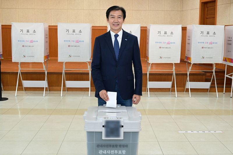 경기 평택을 국회의원 재선거에 출마한 조국혁신당 조국 후보가 29일 경기도 평택시 안중읍 행정복지센터에서 사전투표를 하고 있다. 연합뉴스