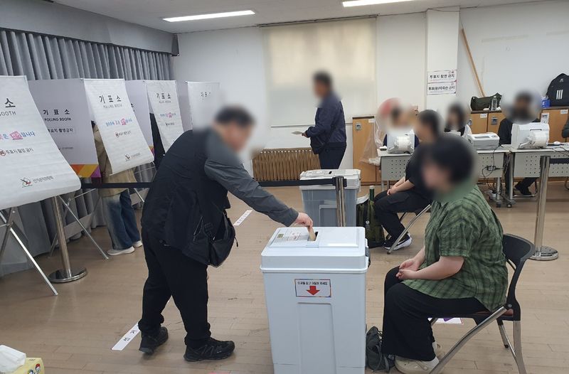 제9회 전국동시지방선거 사전투표 첫날인 29일 오전 서울 마포구 염리동 주민센터에 마련된 사전투표소에서 한 유권자가 투표지를 투표함에 넣고 있다. 사진=최승한 기자