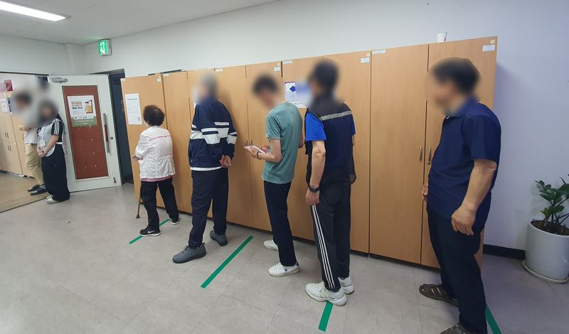 제9회 전국동시지방선거 사전투표 첫날인 29일 오전 5시 50분께 서울 마포구 염리동 주민센터에 마련된 사전투표소에서 시민들이 줄을 서서 순서를 기다리고 있다. 사진=최승한 기자