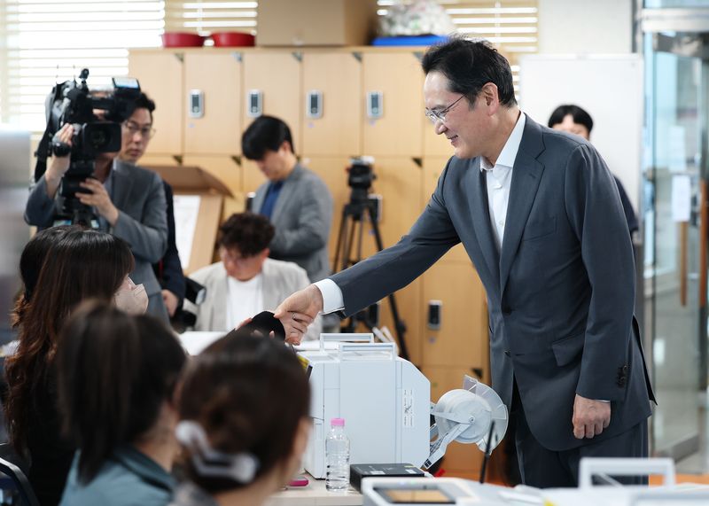 이재용 삼성전자 회장이 제9회 전국동시지방선거 사전투표 첫날인 29일 오전 서울 용산구 한남동주민센터에 마련된 사전투표소를 찾아 투표 사무원들과 악수를 나누고 있다. 2026.5.29 /사진=뉴스1