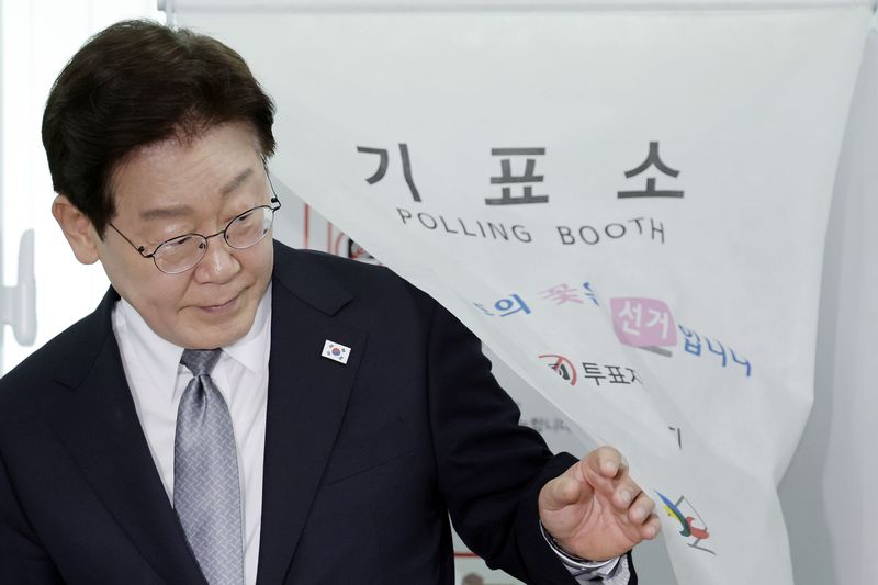 [서울=뉴시스] 최동준 기자 = 이재명 대통령이 29일 서울 종로구 삼청동 주민센터에 마련된 투표소에서 제9회 전국동시지방선거 사전투표를 하고 있다. 2026.05.29. photocdj@newsis.com