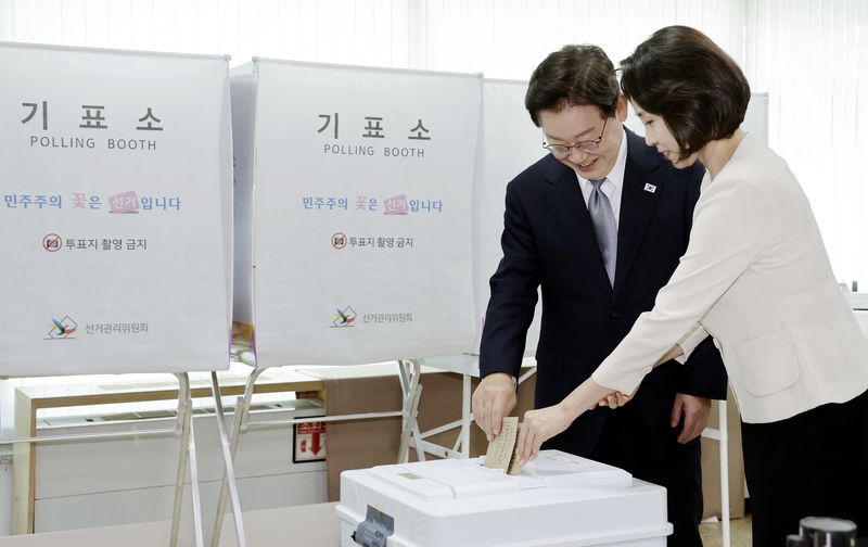 [서울=뉴시스] 최동준 기자 = 이재명 대통령과 김혜경 여사가 29일 서울 종로구 삼청동 주민센터에 마련된 투표소에서 제9회 전국동시지방선거 사전투표를 하고 있다. 2026.05.29. photocdj@newsis.com