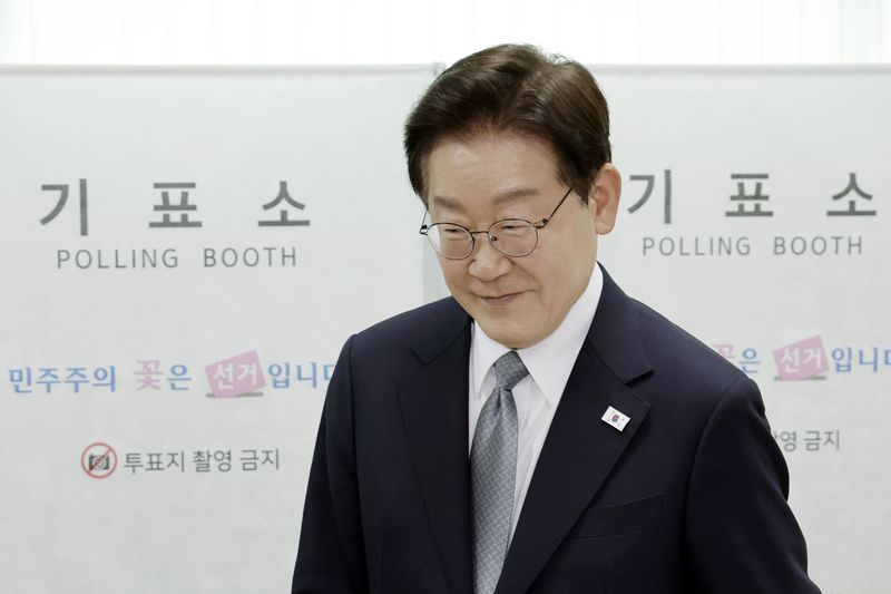 [서울=뉴시스] 최동준 기자 = 이재명 대통령이 29일 서울 종로구 삼청동 주민센터에 마련된 투표소에서 제9회 전국동시지방선거 사전투표를 마친 뒤 이동하고 있다. 2026.05.29. photocdj@newsis.com