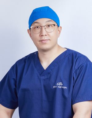 FUE ASIA(아시아 비절개 모발이식학회) 교수를 역임한 김지석 원장. 국제 모발이식 교과서를 발간하고 직접 블로그를 운영하는 등 전문가와 대중을 막론하고 모발 이식 분야에서 활발하게 활동한다. 사진: 김지석 원장 제공
