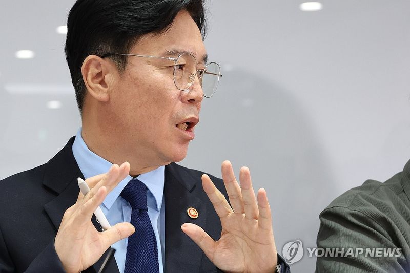 노동현안 관련 발언하는 김영훈 노동부 장관 (출처=연합뉴스)