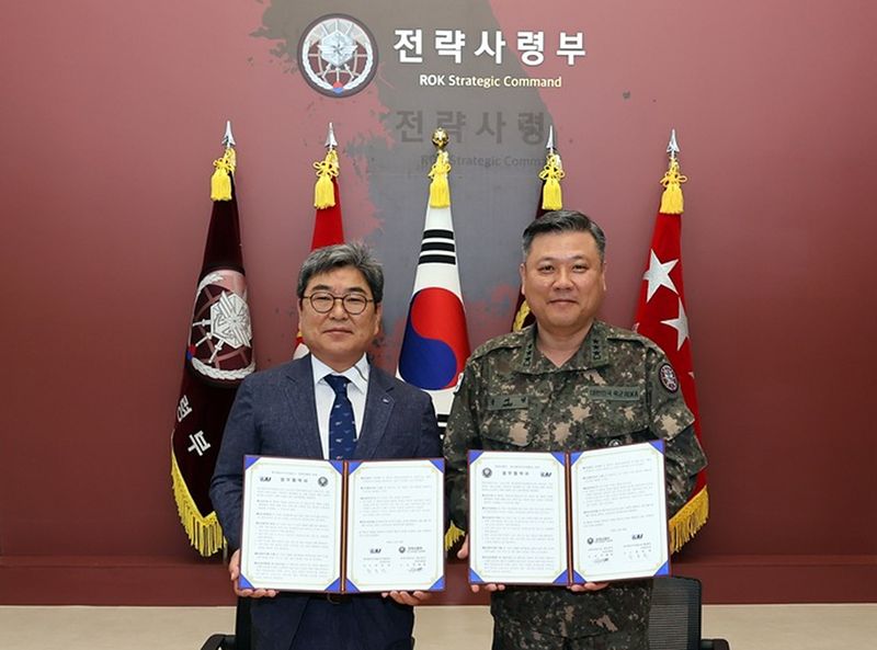 최종원 KAI 전략본부장(왼쪽)과 박재열 전략사령관. KAI 제공