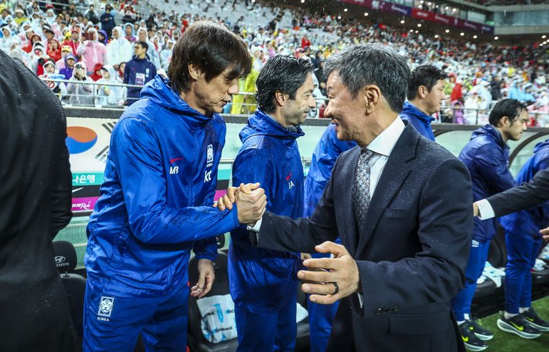 서울 마포구 서울월드컵경기장에서 열린 남자 축구 국가대표 10월 A매치 친선전 대한민국과 브라질의 경기에 앞서 홍명보 감독과 정몽규 대한축구협회장이 악수를 하고 있다.뉴시스