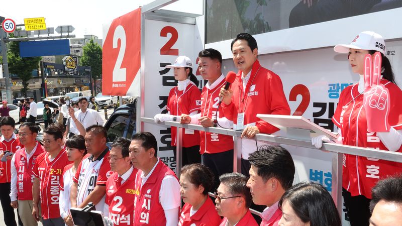 [광명=뉴시스] 김금보 기자 = 장동혁 국민의힘 대표가 29일 오후 경기 광명시 광명사거리에서 열린 김정호 광명시장 후보를 비롯한 지역 후보 합동 유세에서 연설을 하고 있다. 2026.05.29. kgb@newsis.com