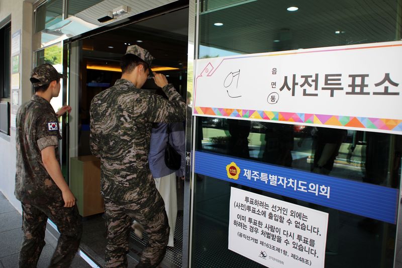 제9회 전국동시지방선거 사전투표 첫날인 29일 오전 제주도의회 의원회관 1층 대회의실에 마련된 제주시 연동 사전투표소에 해병대 장병들의 발길이 이어지고 있다. 2026.5.29 ⓒ 뉴스1 오미란 기자