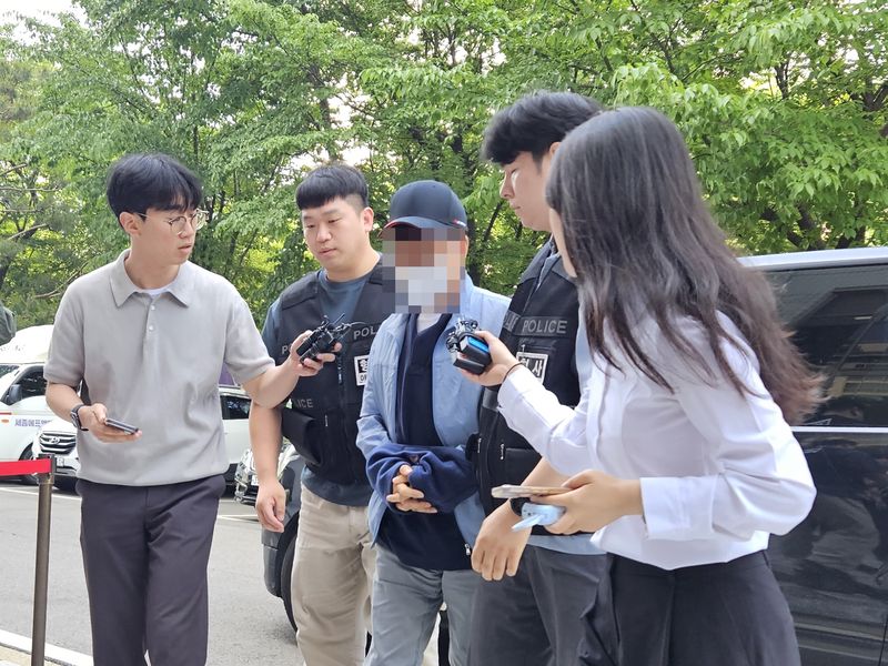 [서울=뉴시스] 이태성 기자 = 'LG전자 마곡센터 칼부림 사건' 피의자인 60대 남성 정모씨가 29일 오전 살인미수, 특수상해 혐의 구속 전 피의자 심문(영장실질심사)을 받기 위해 양천구 서울남부지법에 출석하고 있다. 2026.05.29. victory@newsis.com *재판매 및 DB 금지