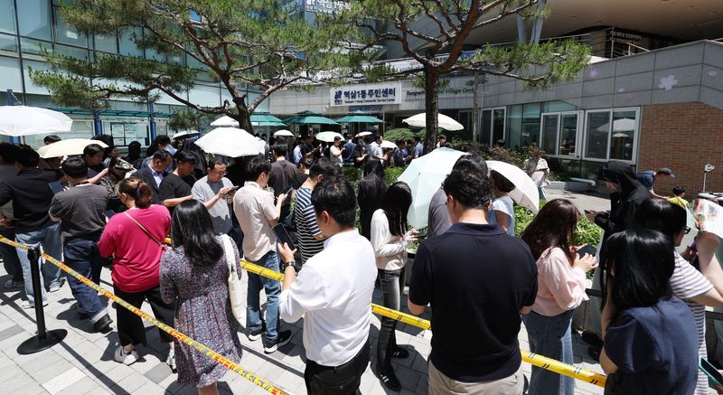 [서울=뉴시스] 김진아 기자 = 제9회 전국동시지방선거 사전투표 첫 날인 29일 서울 강남구 역삼1동 주민센터에 마련된 사전투표소에서 시민들이 투표를 하기 위해 길게 줄을 서고 있다. 2026.05.29. bluesoda@newsis.com