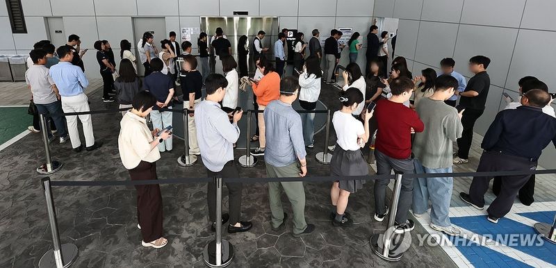 6ㆍ3지방선거 사전투표 위해 줄 선 직장인들 (출처=연합뉴스)