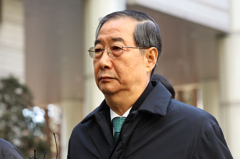 [서울=뉴시스] 최진석 기자 = 한덕수 전 국무총리 측이 헌법재판관 미임명 및 졸속 지명 의혹 사건의 주요 증거로 꼽히는 박성재 전 법무부 장관 수첩 메모의 증거 능력을 둘러싸고 특검팀과 법정 공방을 벌였다. 사진은 한 전 총리의 모습 2026.05.29. myjs@newsis.com