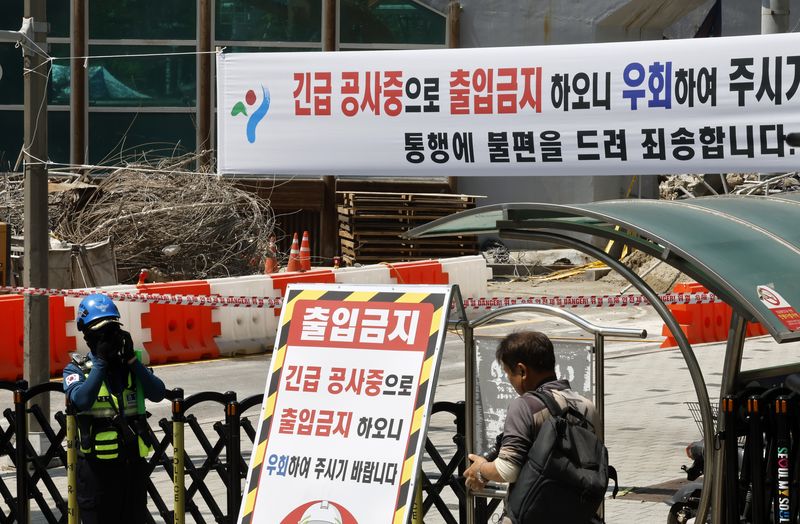 [서울=뉴시스] 김혜진 기자 = 29일 서울 서대문구 서소문 고가차도 붕괴 사고현장에서 긴급 철거 작업이 진행되고 있다. 2026.05.29. jini@newsis.com