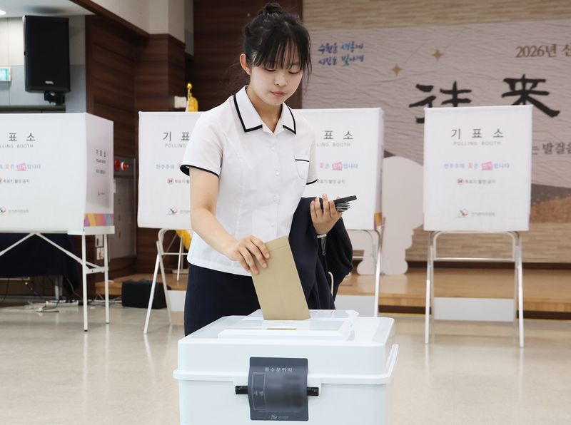 6·3지방선거와 국회의원 재·보궐선거 사전투표 첫날인 29일 경기 수원시 장안구 연무동 행정복지센터에 마련된 사전투표소에서 삼일공업고등학교 3학년 학생들이 사전투표를 하고 있다. (공동취재) 2026.5.29 ⓒ 뉴스1 김영운 기자