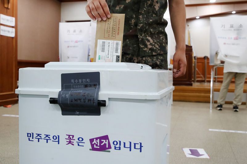 제9회 전국동시지방선거 사전투표 첫날인 29일 대구 수성구 고산2동 행정복지센터에 마련된 사전투표소를 찾은 군 장병이 투표하고 있다. 2026.5.29 ⓒ 뉴스1 공정식 기자