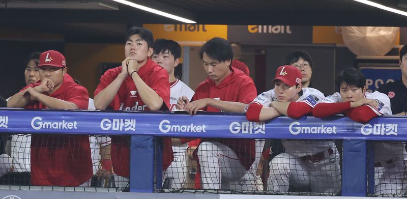 [인천=뉴시스] 권창회 기자 = 28일 인천 미추홀구 인천 SSG 랜더스필드에서 열린 2026 KBO리그 삼성 라이온즈와 SSG 랜더스의 경기, 10-1로 9연패를 당한 SSG 선수들이 덕아웃에서 아쉬워하고 있다. 2026.05.28. kch0523@newsis.com