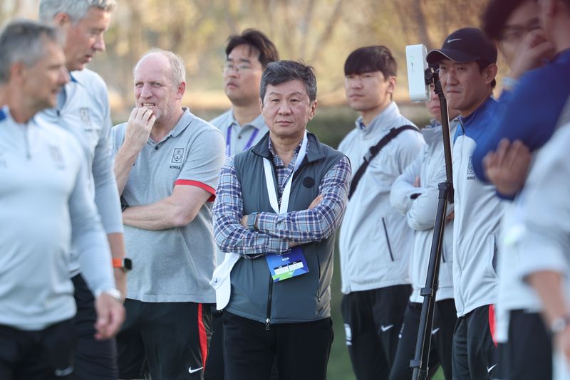 2023 아시아축구연맹(AFC) 카타르 아시안컵 요르단과의 4강전을 앞두고 정몽규 대한축구협회장이 4일(현지시간) 카타르 도하 알 에글라 트레이닝 센터에서 대표팀 훈련을 지켜보고 있다. 2024.2.4 ⓒ 뉴스1 김성진 기자