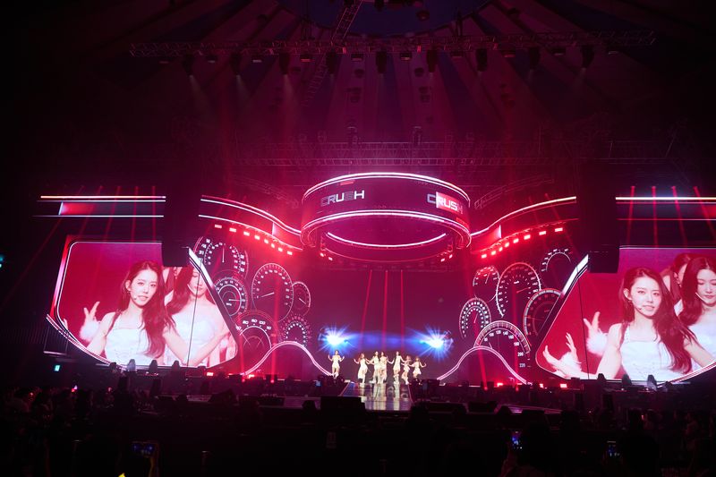 아이오아이, 벚꽃 진 자리에 맺힌 호접지몽…9년 만에 증명한 '선순환의 약속'