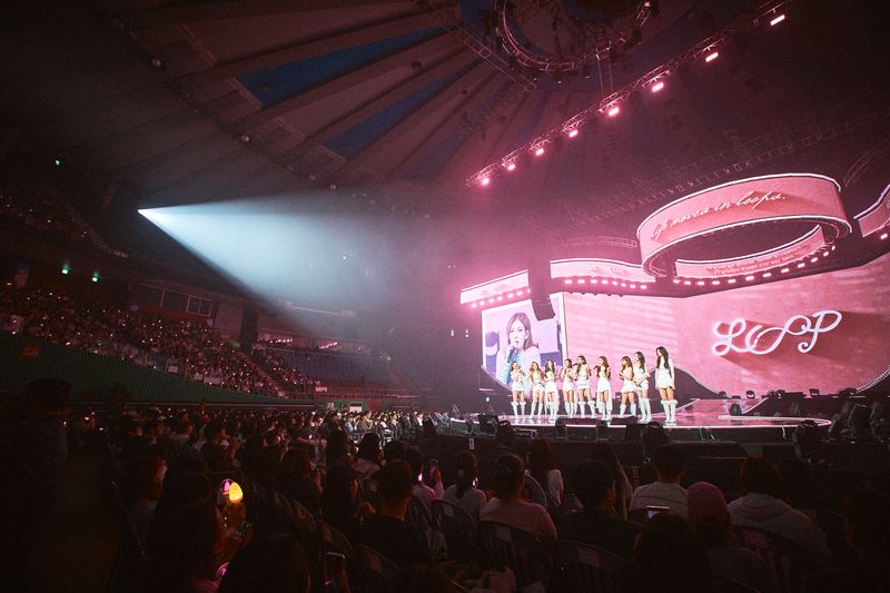 아이오아이, 벚꽃 진 자리에 맺힌 호접지몽…9년 만에 증명한 '선순환의 약속'