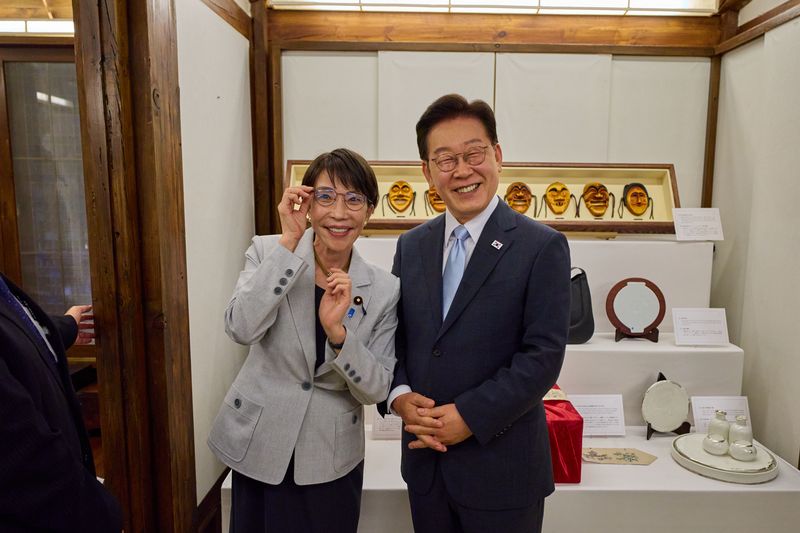 [서울=뉴시스] 최동준 기자 = 이재명 대통령과 다카이치 사나에 일본 총리가 19일 경북 안동에서 열린 친교행사에서 기념촬영을 하고 있다. 이 대통령은 다카이치 총리가 선물한 안경테를 착용, 다카이치 총리는 이 대통령의 안경을 착용하고 기념촬영을 했다. (사진=청와대 제공) 2026.05.19. photo@newsis.com *재판매 및 DB 금지