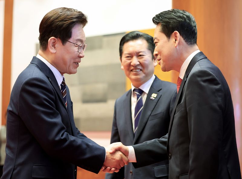 [서울=뉴시스] 최동준 기자 = 이재명 대통령이 7일 청와대에서 열린 여야정 민생경제협의체 회담 및 오찬에서 장동혁 국민의힘 대표와 악수하고 있다. 2026.04.07. photocdj@newsis.com