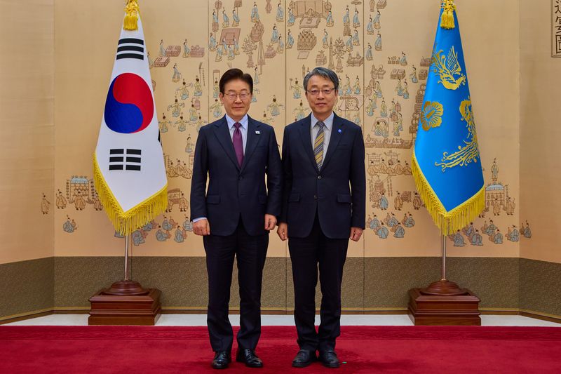 [서울=뉴시스] 이재명 대통령이 9일 청와대 본관 접견실에서 김성식 국민경제자문회의 부의장에게 위촉장을 수여한 뒤 기념촬영을 하고 있다. (사진=청와대 제공) 2026.04.09. photo@newsis.com *재판매 및 DB 금지