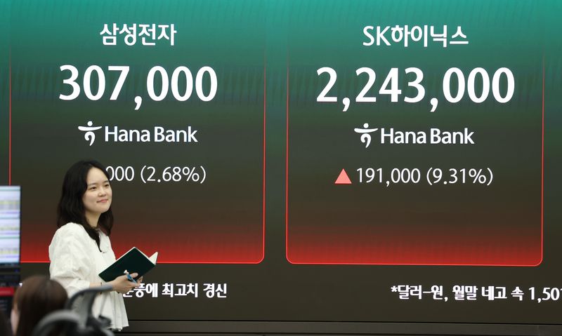 [서울=뉴시스] 김명년 기자 = 코스피가 사상 최고치인 8228.70에 장을 마친 27일 오후 서울 중구 하나은행 딜링룸 전광판에 삼성전자와 SK하이닉스 종가가 나오고 있다. 2026.05.27. kmn@newsis.com