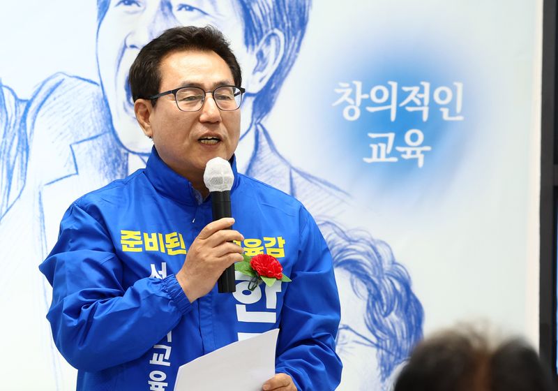 [서울=뉴시스] 전신 기자 = 한만중 서울시교육감 예비후보가 8일 서울 마포구 선거사무소에서 열린 출정식에서 발언하고 있다. 2026.05.08. photo1006@newsis.com