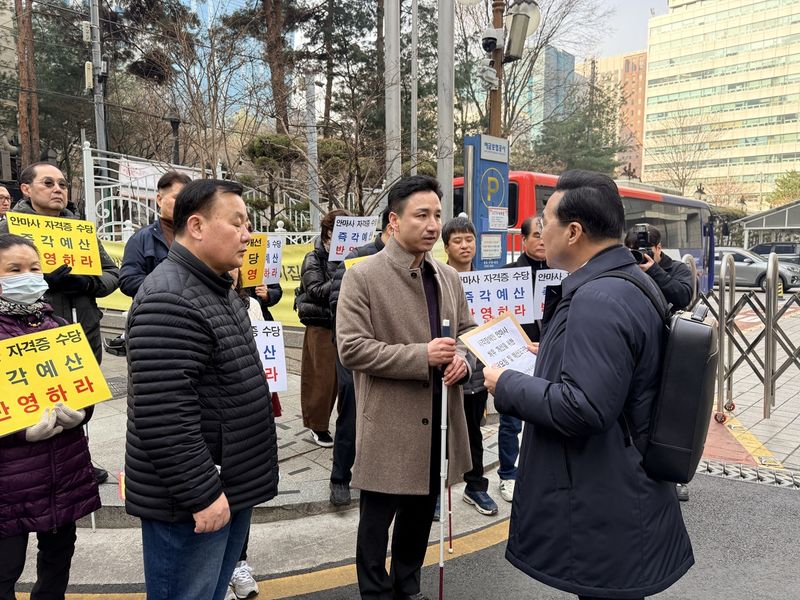 박홍근 기획예산처 장관에게 서한문을 전달하는 대한안마사협회 윤대현 사무총장 (출처=연합뉴스)