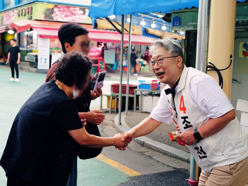 조응천 개혁신당 경기도지사 후보의 의왕시 의왕도깨비시장 유세 모습.(조 후보 캠프 제공. 재판매 및 DB금지)