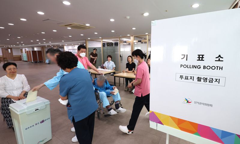 [인천=뉴시스] 전진환 기자 = 제9회 전국동시지방선거를 6일 앞둔 28일 오전 인천 계양구 우리복지요양원에서 고령 어르신들이 거소투표를 하고 있다. 2026.05.28. amin2@newsis.com